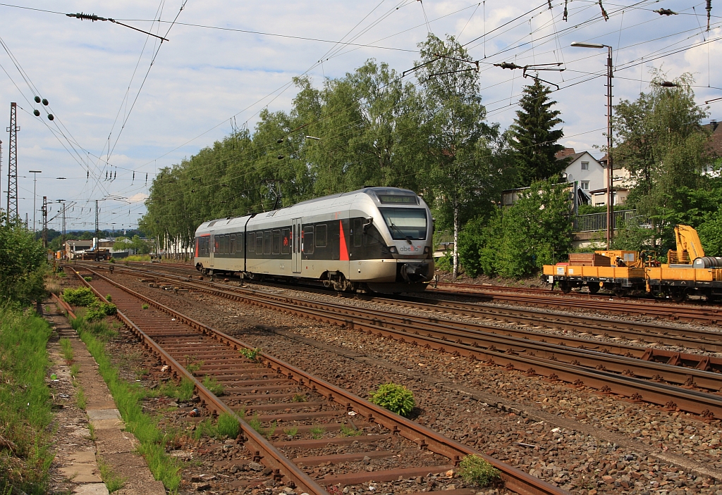 ET 22 003(2-teiliger Stadler Flirt) der Abellio Rail NRW f�hrt am 04.06.2011 kurz vor dem Bf Kreuztal. Er f�hrt die Strecke Siegen-Hagen (RB 91 Ruhr-Sieg-Bahn). 