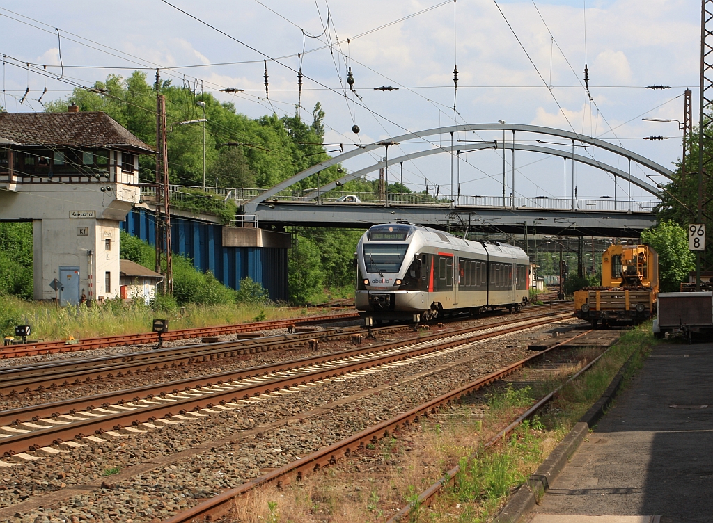 ET 22 003(2-teiliger Stadler Flirt) der Abellio Rail NRW f�hrt am 04.06.2011 kurz vor dem Bf Kreuztal. Er f�hrt die Strecke Siegen-Hagen (RB 91 Ruhr-Sieg-Bahn). 
