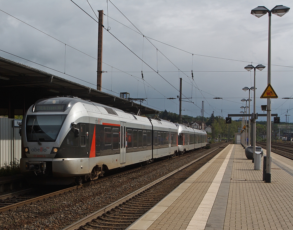 ET 22 006 und 23 005 (2 und 3 teiliger FLIRT) der Abellio Rail NRW als RE 16 (Ruhr-Sieg-Express) nach Essen, f�hrt am 18.09.2011 in den Bf Kreuztal.