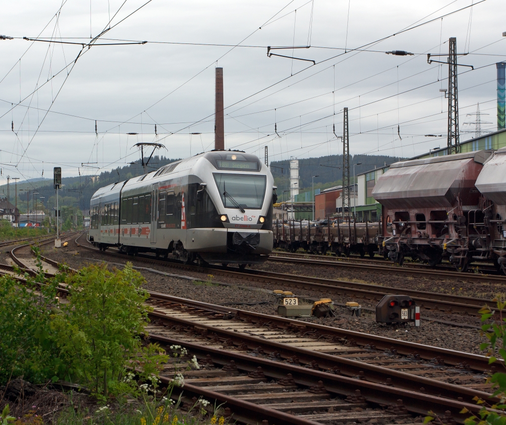 ET 22008 (2-teiliger Stadler Flirt) der Abellio Rail NRW f�hrt am 18.05.2012 hat den Bf Siegen-Geisweid verlassen und f�hrt weiter Richtung Siegen Hbf. Er f�hrt die Strecke Hagen-Siegen als RB 91 (Ruhr-Sieg-Bahn). Die zweitelige Variante des FLIRT (BR 426.1) , ist z.Z. nur bei der Abellio im Einsatz (8 St�ck), sie hat nur eine H�chstgeschwindigkeit von 140 km/h.