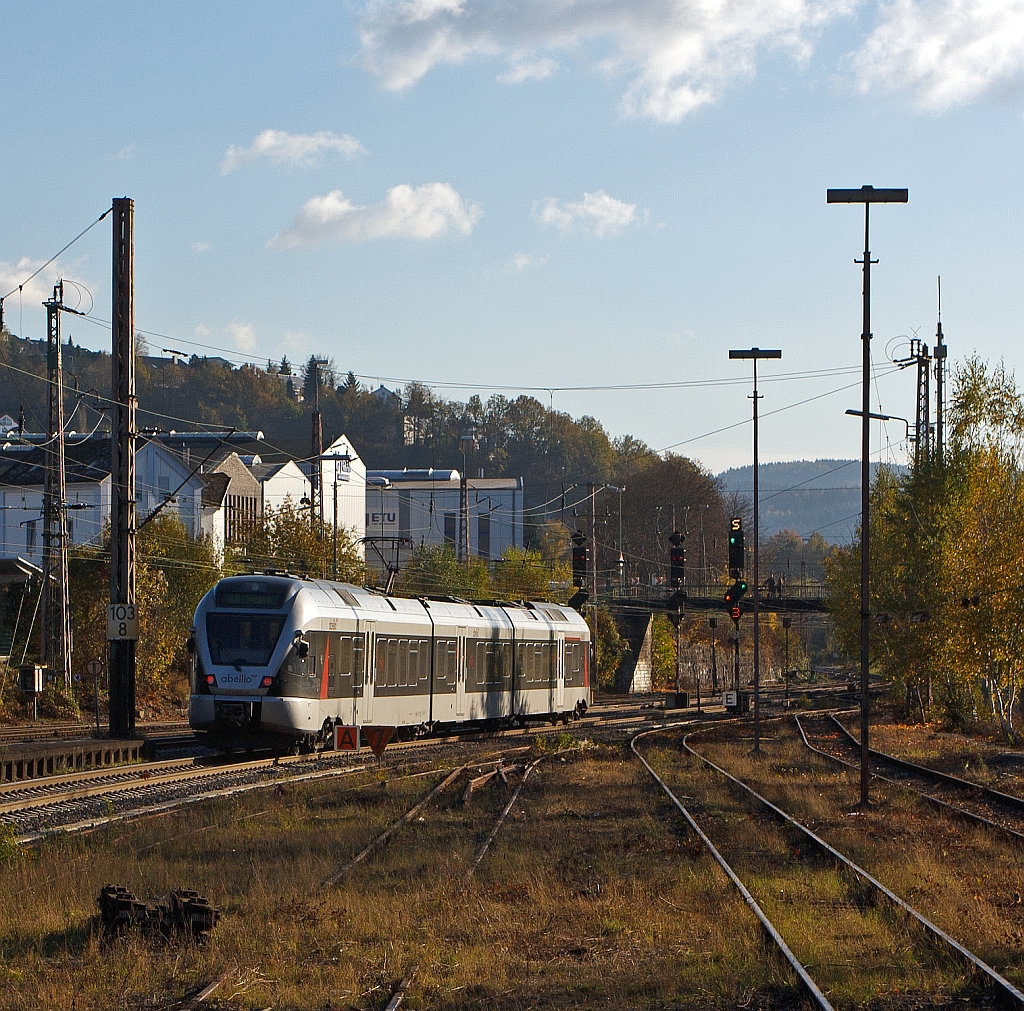 ET 23007 (3-teiliger Stadler Flirt) der Abellio Rail NRW f�hrt am 28.10.2012 von Siegen-Weidenau weiter in Richtung Siegen Hbf davon. Er f�hrt die Strecke Essen-Hagen-Siegen (RE 16 Ruhr-Sieg-Express). 