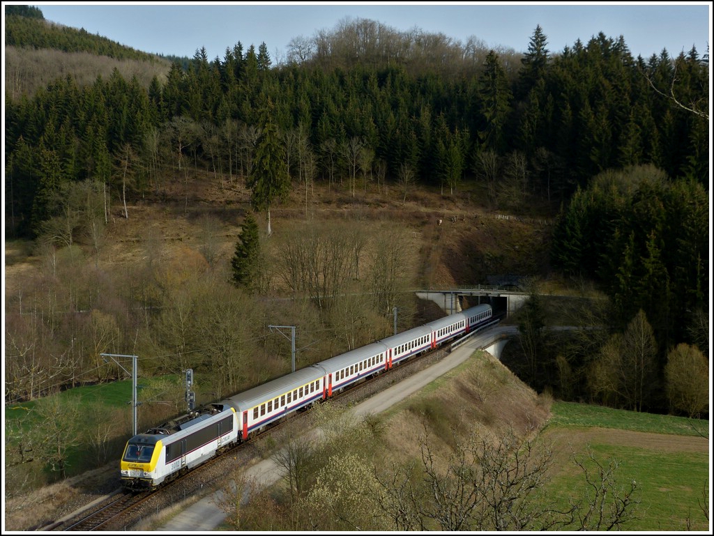 Extra f�r Armin das Bild mit dem ganzen IR 118 Luxembourg - Liers, aber ohne  crocodiles  und mit dem Stromabnehmer im Signal in Lellingen. 27.03.2012 (Jeanny)