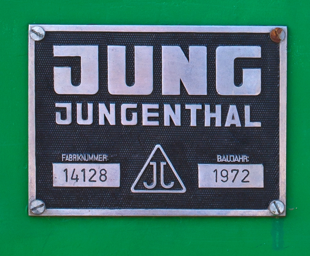 (Fabrikschild) Typenschild der Jung 14128:
Heute die D8 der der Brohltal Eisenbahn (BE), hier am 18.08.2011 in Brohl-L�tzing