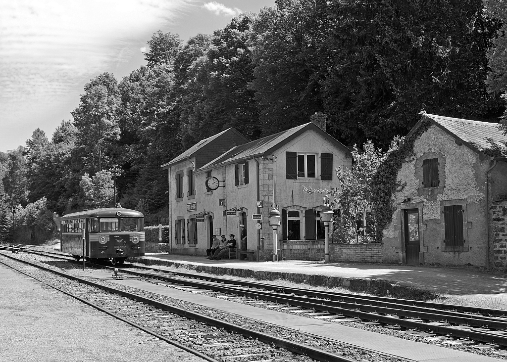 Faszination Museumsbahn - “Train 1900” in Fond de Gras 

Der wundersch�ne Museums-Bahnhof Fond de Gras am 16.06.2013, vor ihm steht der Uerdinger Schienenbus 551.669 (ex  Chemin de fer des trois Vall�es, Mariembourg, Belgien), ex DB 795 669-1, ex VT95 9669 zur n�chten Abfahrt nach P�tange (P�iteng).

Fond-de-Gras ist eine fr�here Umladestation f�r Eisenerz mit zugeh�rigen Betriebsanlagen an der Bahnstrecke P�tange –Bois Ch�tier. 