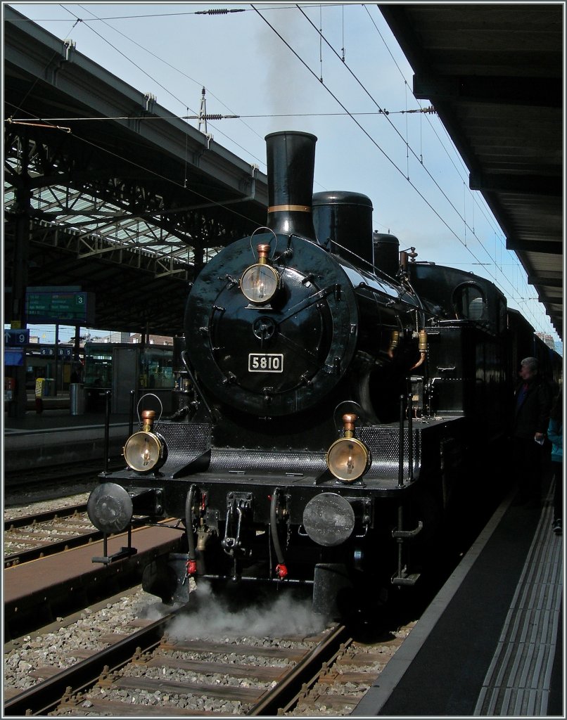 Faszinierende sch�ne Formen zeigen die alten schwarzen Dampfloks, finde ich jedenfalls...
Eb 3/5 5810 in Lausanne am 18. Mai 2013