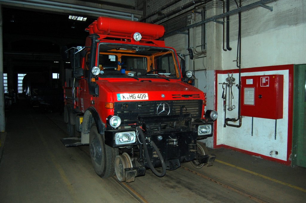 Frontansicht des HGK Zweiwege Hilfsfahrzeuges der Firma Zweiweg ZW82S im Bw Br�hl Vochem. Interessant die Frontbeleuchtung f�r den Stra�enbetrieb und das Dreilichtspitzensignal f�r den Schieneneinsatz. Die Aufnahme entstand am 23.11.2010 anl�sslich einer Besichtigung mit der VHS K�ln.