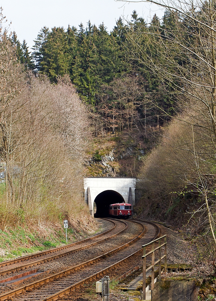 F�r Stefan, im Hochformat.....
Die OEF (Oberhessische Eisenbahnfreunde) mit dem Schienenbus am 14.04.2012 auf Sonderfahrt an Dill, Heller und Sieg. Hier auf der R�ckfahrt von Daaden, auf der Daadetalbahn (KBS 463) kurz hinter dem Alsdorfer Tunnel. Das linke Gleis ist die Hellertalbahn (KBS 462). Die Garnitur besteht aus (von vorne nach hinten):  996 677-9 (Steuerwagen), 996 310-9 (Beiwagen) und Triebwagen VT 98 9829 (ex DB 798 829-8).