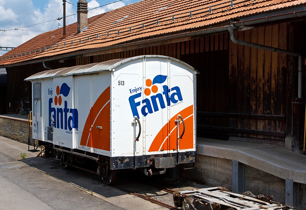 Gedeckter 2-achsiger Schmalspur-G�terwagen (1.000mm) MOB Gk 513 am 28.05.2012 in Zweisimmen, aufgenommen aus einfahrendem Goldenpass Zug.
Der Wagen wurde 1904 bei Waggon- und Maschinenfabrik AG vorm. Busch, in Bautzen gebaut, der Aufbau wurde in den 1960er-Jahren erneuert. Der Wagen hat ein Eigengewicht von 5,8 t und kann 10 t zuladen, die L�nge �ber Puffer betr�gt 7,6 m, die zul. Geschwindigkeit betr�gt 50 km/h.
