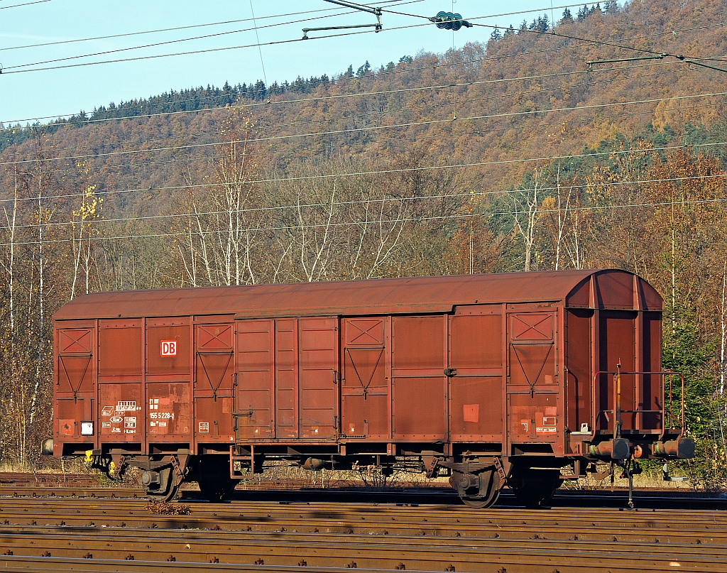 Gedeckter G�terwagen Gbs 265 der DB (155 5 228-2) abgestellt in Betzdorf/Sieg, hier am 13.11.2011.