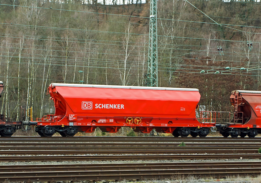 Gedeckter Sch�ttgutwagen mit schlagartiger Schwerkraft-Mittenentladung, mechanischem Klappenverschlusssystem und vier Rads�tzen (Getreidesilowaggon Tagnoos 898) 0651 246-1 der DB Schenker.