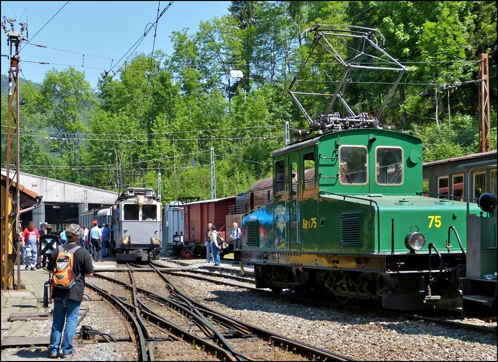 Geduldig wartet Stefan am 27.05.2012 auf die Abfahrt des LLB (Leuk - Leukerbad Bahn) Triebwagens ABFe 2/4 N� 10 in Chaulin. (Jeanny)