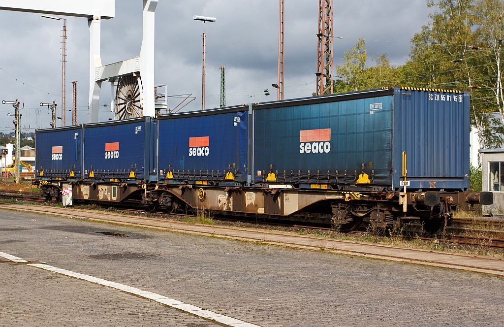 Gelenkwagen mit 6 Rads�tzen f�r Gro�container und Wechselbeh�lter Sggmrs 104 (Nr. 33 68 495 3 983 6) der AAE Cargo AG (CH), eingestellt in Deutschland. Hier am 08.10.2011 abgestellt in Kreuztal.