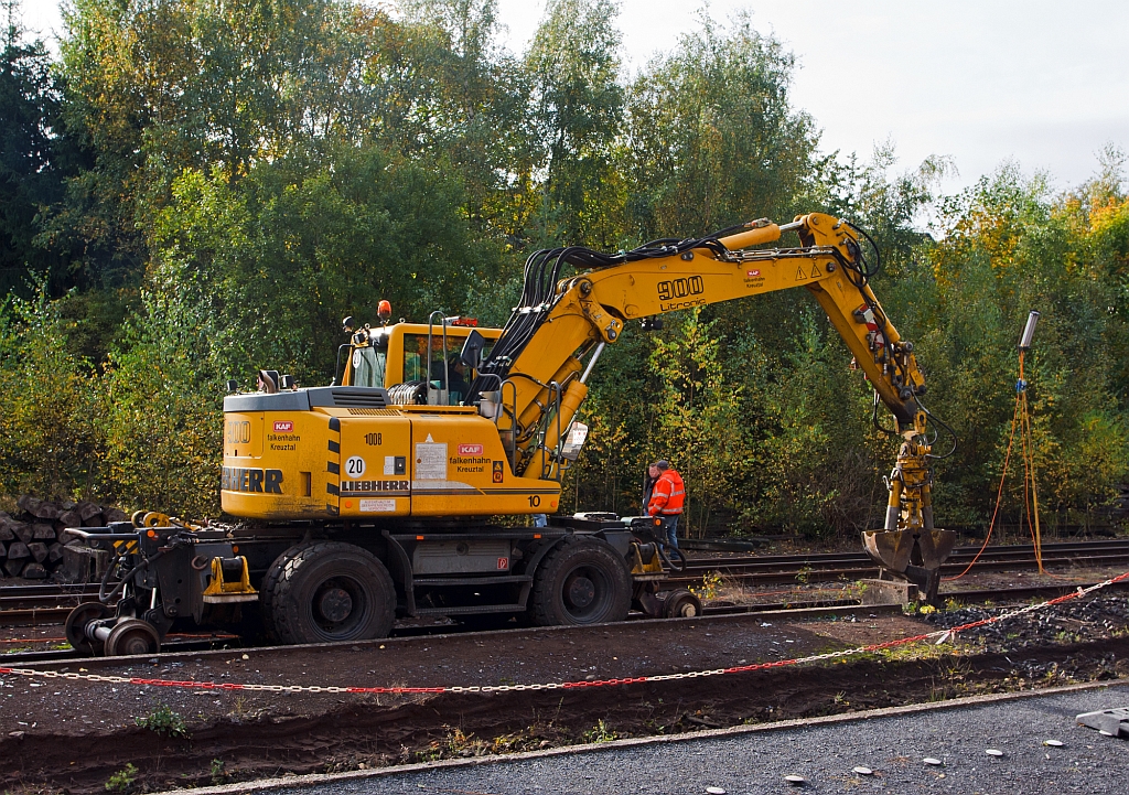 
Gleisbaustelle Bf. Herdorf am 13.10.2012 (Erneuerung Gleis 2) - Auch die alten L-Steine vom Bahnsteig m�ssen weichen, im Einsatz ist ein Liebherr A 900 C ZW Li / 730 Zweiwegebagger (Kleinwagen-Nr. 97 51 02 544 60-1) der Fa. KAF Falkenhahn (Kreuztal).