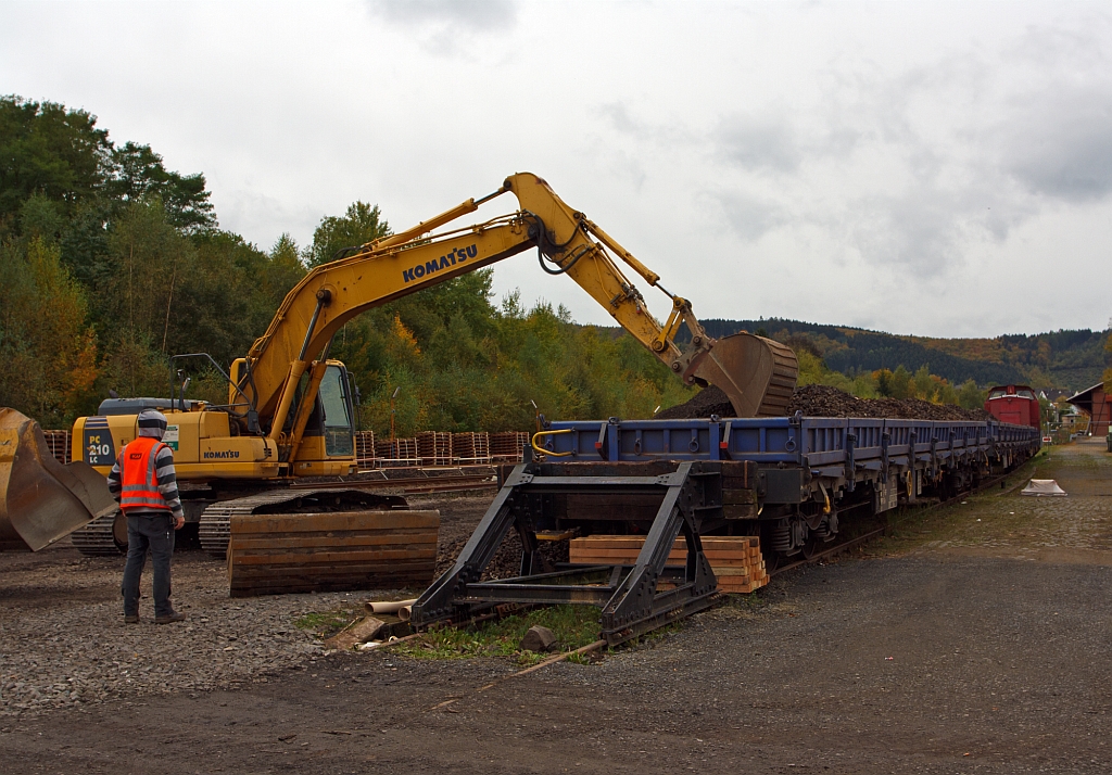 Gleisbaustelle Bf. Herdorf am 14.10.2012 (Erneuerung Gleis 2) - Nun wird der Altschotter von einem Kettenbagger von den Wagen gezogen, ein Radlader tut ihn dann sp�ter auf die Halde schaufeln.