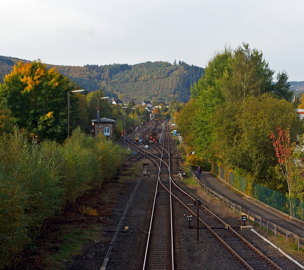 Gleisbaustelle Bf. Herdorf am 14.10.2012 (Erneuerung Gleis 2) - Heute kommt der Altschotter raus, hier ein Blick von der Br�cke Wolfsweg Richtung Bahnhof.