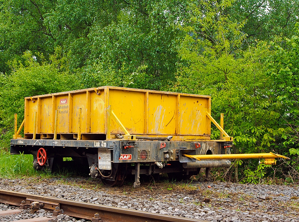 Gleiskraftwagenanh�nger GKW-A (Kleinwagen Nr. 34. 1. 36785) der Fa. KAF Falkenhahn Bau AG(Kreuztal) abgestellt am 23.04.2013 beim Rangierbahnhof der KSW Kreisbahn Siegen-Wittgenstein (ehem. Freien Grunder Eisenbahn AG) in Herdorf.