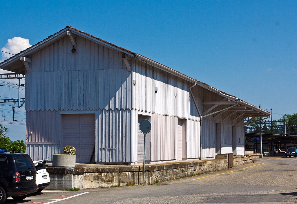 G�terschuppen am Bahnhof Pal�zieux am 28.05.2012.