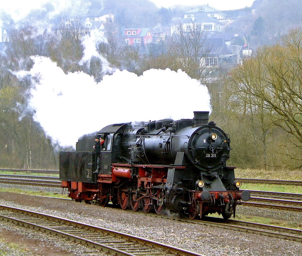 G�terzuglok 58 311 (bad. G12) am 03.04.2010 beim Dampfspektakel in Gerolstein.
�ber 90 Jahre hat die im Jahr 1921 von der Maschinenbaugesellschaft Karlsruhe unter Fabriknummer  2153 gebaute 58 311 schon auf dem Buckel, rund 80 Jahre davon war sie, abgesehen von ein paar Jahren Standzeit im Museum, st�ndig in Betrieb ! W�hrend die Deutsche Bundesbahn schon 1953 auf ihre letzten 58 verzichten konnte, waren die Maschinen in der DDR bis 1977 im Einsatz. Die gedrungene, bullig wirkende G�terzuglokomotive erreichte zwar nur eine H�chstgeschwindigkeit von 65 km/h, mit ihrem Dreizylindertriebwerk verf�gte sie aber �bergen�gend Leistung (1.540 PS) f�r schwere G�terz�ge im Bergland.