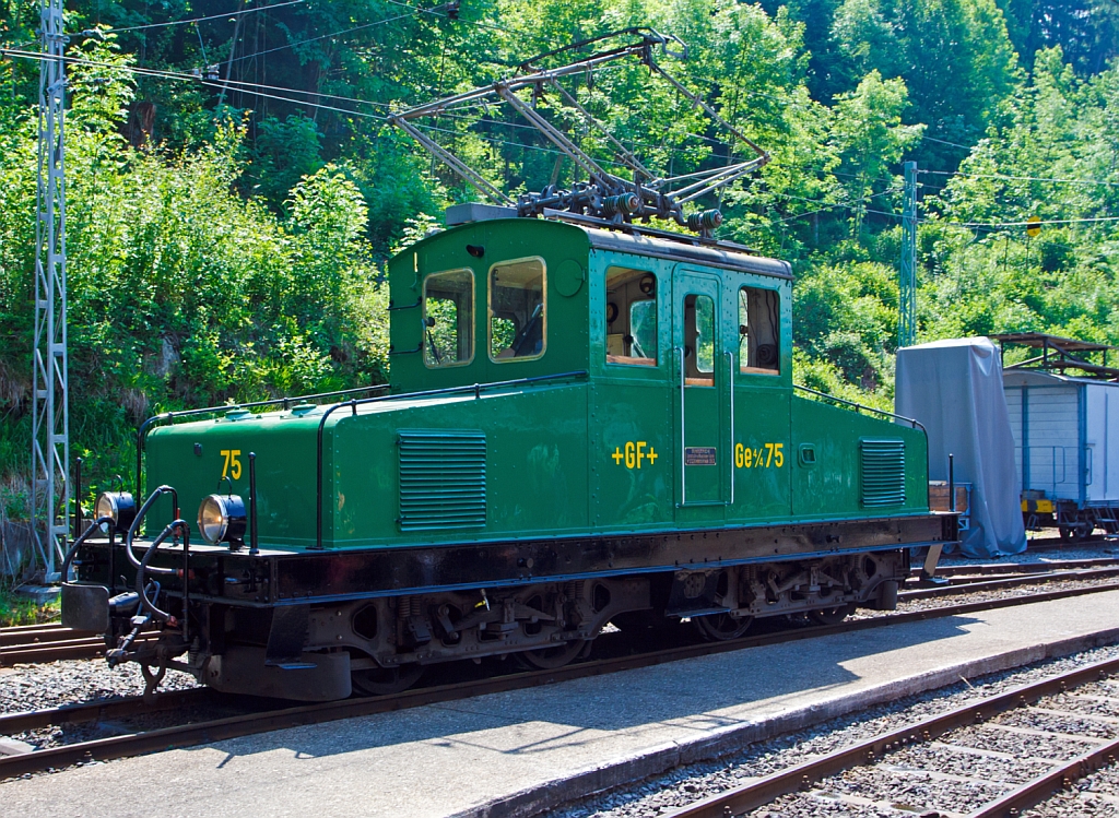 Halt von der Schattenseite - Die ex +GF+ (Georg Fischer AG, Schaffhausen) Werklokomotive Ge 4/4 75, am 27.05.2012 im Museum Chaulin (der Museumsbahn Blonay–Chamby). Die 1.000 mm E-Lok wurde 1913 von der Schweizerischen Lokomotiv- und Maschinenfabrik, Winterthur (SLM) unter der Fabrik-No. 2328 gebaut, der elektische Teil ist von der Maschinenfabrik Oerlikon (MFO).
Seit 1980 ist die Lok bei der Museumsbahn.