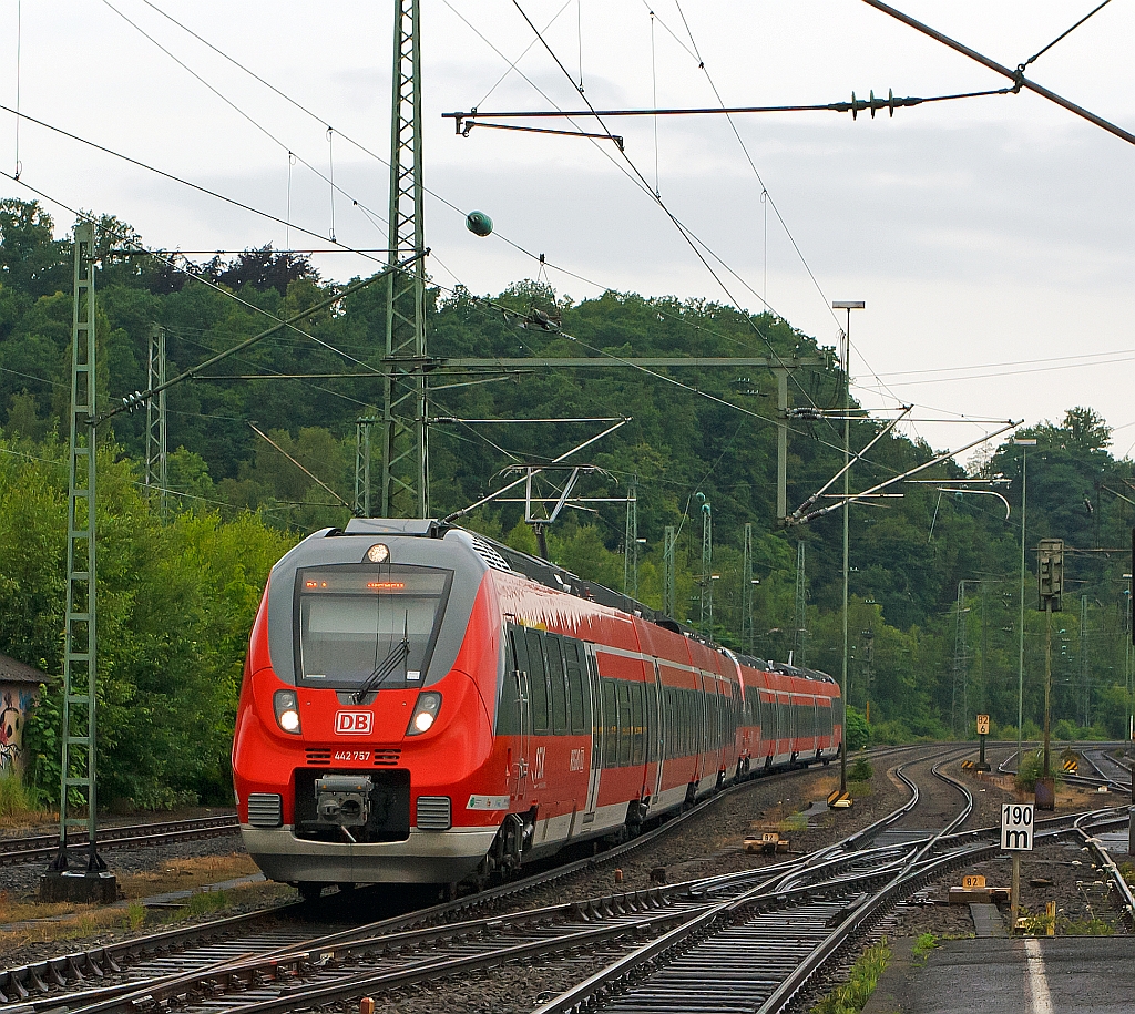 Hamsterbacken auf der Siegstrecke - 442 257 und 422 263 (Zwei gekuppelte 4-teilige Talent 2) fahren am 29.06.2012 als RE 9 (rsx - Rhein-Sieg-Express) Aachen - K�ln - Siegen in den Bahnhof Betzdorf (Sieg) ein.
 
Man h�rt Ihn kaum, wenn ich mich nicht gerade umgedreht h�tte w�re er mir so entgangen. Einen lokbespannten Zug h�rt man schon aus der Entfernung ankommen, aber diese Elektrotriebz�ge nicht.