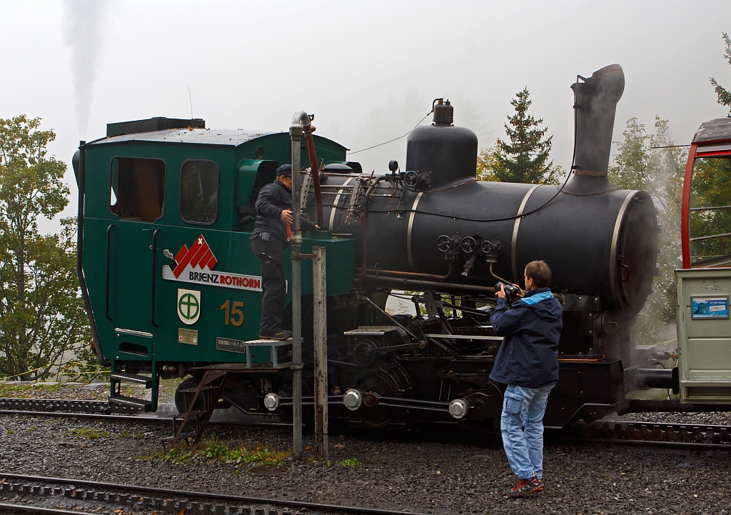 Heinz mach eine Nahaufnahme, ich hingegen eine Aufnahme von der kompl. Lok - Auf der Mittelstation Planalp (1.346 m �. M) hei�t es am 29.09.2012 erst einmal ca. 1.000 Liter Wasser nachfassen f�r die Heiz�l befeuerten Zahnrad-Dampflokomotiven H 2/3 BRB 15  Stadt Kanaya  (Japan), welche unseren Zug zum Brienzer Rothorn schiebt, hier ist Drumherum i noch alles Nebel verhangen. Die moderne Lok ist Baujahr 1996 (3. Generation) wurde unter der Fabrik-Nr. 5690 bei der Schweizerische Lokomotiv- und Maschinenfabrik, Winterthur (heute DLM AG) gebaut.