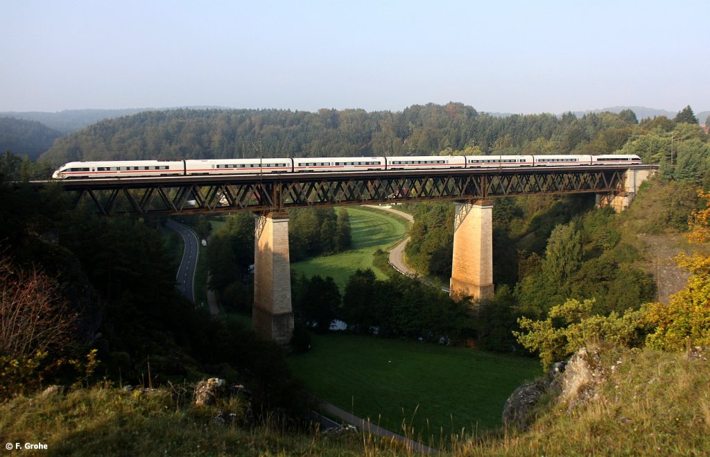 Heute genau vor einem Jahr zeitig am Morgen des 28.09.2011 auf der Laaberbr�cke bei Beratzhausen:
DB ICE-T 411 Zug  Ilmenau  als ICE 21 Frankfurt - Wien, KBS 880 N�rnberg - Passau