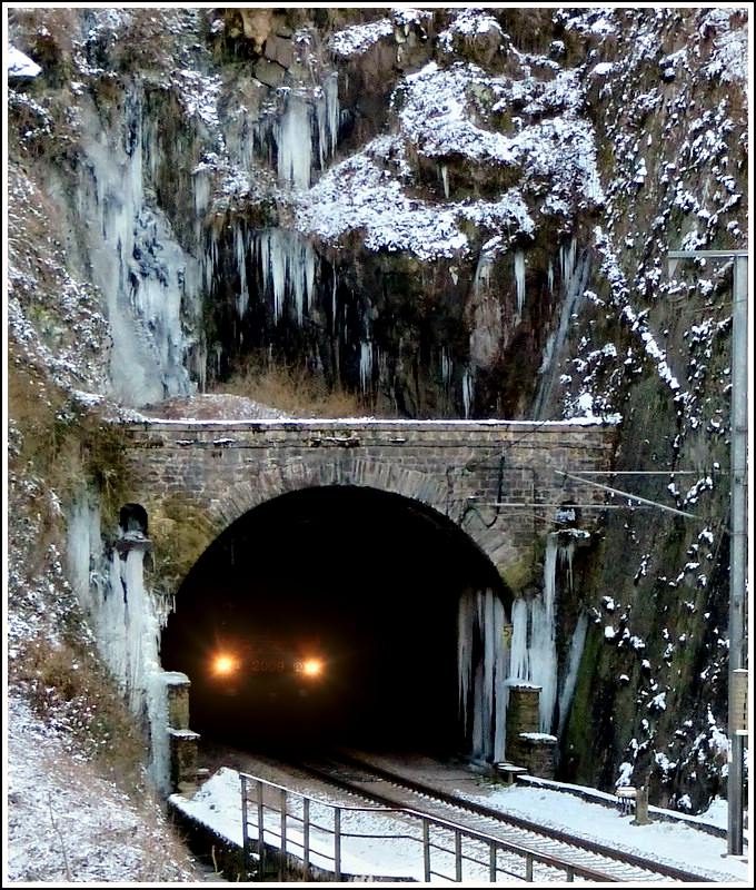 Heute glich das Tunnelportal in Goebelsm�hle dem Eingang zu einer Eish�hle. Die Lichter geh�ren dem Triebzug Z 2009, welcher als RB 3211 von Luxemburg Stadt nach Wiltz unterwegs war. 03.02.2012 (Jeanny)