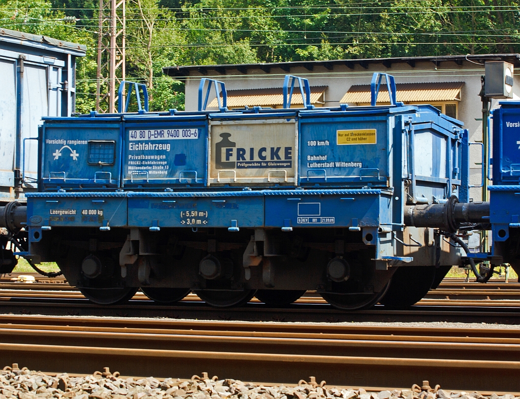 Hier im Detail einzeln -  Eichwagen  der Fa. Fricke Eichfahrzeuge 40 80 D-EMR 9400 003-6 er hat ein Eigengewicht von 40,0 t plus max. 20 t Eichnormale. Nur f�r Streckenlast C2 oder h�her zugelassen. Die Wagon hat eine L�nge �ber Puffer von 5,5 m und einen Abstand der Endrads�tzen von 3 m. Aufgenommen am 11.08.2012 in Kreuztal.