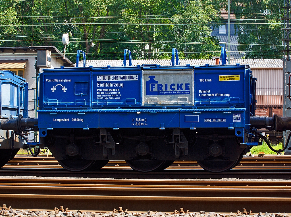 Hier im Detail einzeln -  Eichwagen  der Fa. Fricke Eichfahrzeuge 40 80 D-EMR 9400 004-4 er hat ein Eigengewicht von 29,8 t plus max. 10 t Eichnormale. Nur f�r Streckenlast C2 oder h�her zugelassen. Die Wagon hat eine L�nge �ber Puffer von 5,5 m und einen Abstand der Endrads�tzen von 3 m. Aufgenommen am 11.08.2012 in Kreuztal.