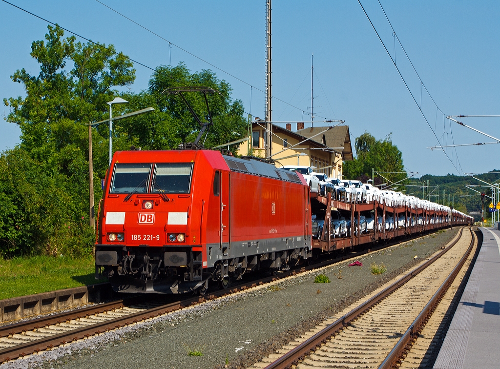 Hier hat wohl die Ladung mehr Leistung als die Lok mit 5600 kW (7200 PS)
185 221-9 der DB Schenker Rail (eine Bombardier TRAXX F140 AC2) zieht am 07.07.2013 einen sehr langen Autozug (mit Neuwagen der Marke mit den vier Ringen) durch den Bahnhof Ehringshausen (Kr. Wetzlar). 
Die Lok wurde 2005 bei  Bombardier in Kassel unter der Fabriknummer 33745 gebaut.
