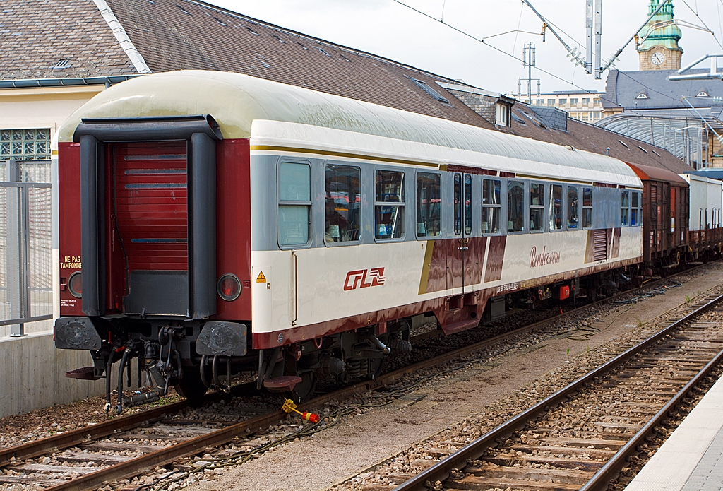 Hier noch ein Bild von mir aus anderer Blickrichtung von dem neu gestylten Rendez-vous Wagen (L-CFL BR 51 82 84-40 457-2), mm 14.06.2013 im Bahnhof von Luxemburg. Weitere ausf�hrliche Informationen unter: http://hellertal.startbilder.de/name/einzelbild/number/281476/kategorie/Luxemburg~Wagen~Personenwagen.html