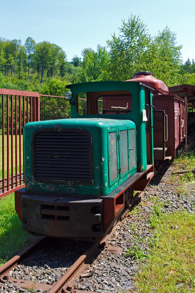 Hier noch ein Bild von vorne:

Die Sch�ma CFL 45 DC Feldbahnlokomotive Nr. 15 der FGF (Feld- und Grubenbahnmuseum Fortuna, Solms), abgestellt am 07.07.2013 bei der FGF in Solms-Oberbiel. 
