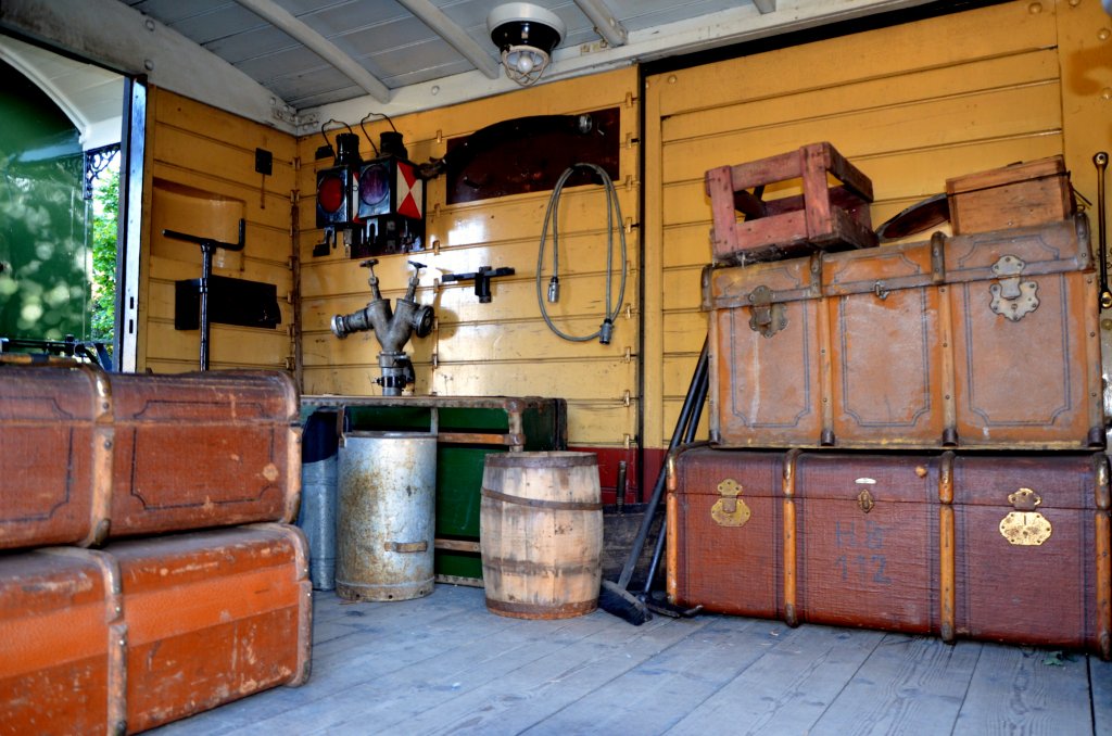 Historisches Ladegut im Gep�ckwagen 51 der Selfkantbahn. (30.09.2012)
