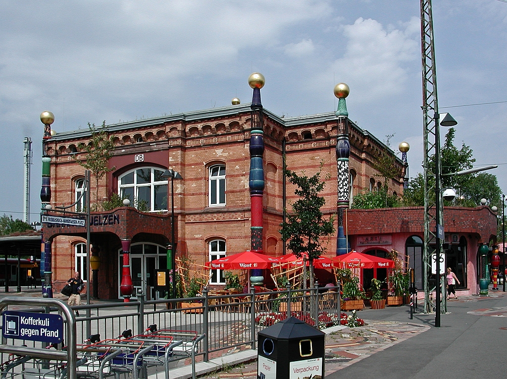 Hundertwasser-Bahnhof Uelzen, hier das Empfangsgeb�ude am 20.08.2003 von Bahnsteig 301 gesehen.