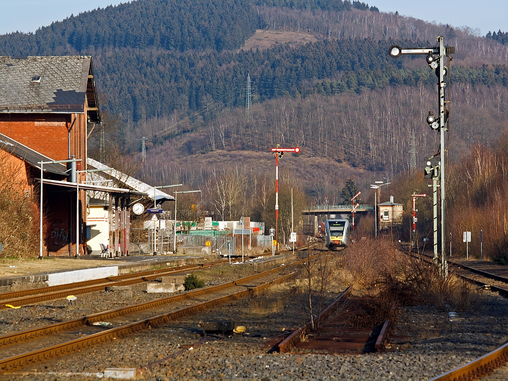 Ich befinde mich am 05.02.2012 beim Stellwerk Herdorf Fahrdienstleiter (Hf) und blicke Richtung Osten: Links der Bahnhof Herdorf von den soeben ein GTW 2/6 der Hellertalbahn in Richtung Dillenburg losgefahren ist, dahinter der ehem. G�terbahnhof. Hinten rechts das Stellwerk Hwerdorf Ost (Ho).