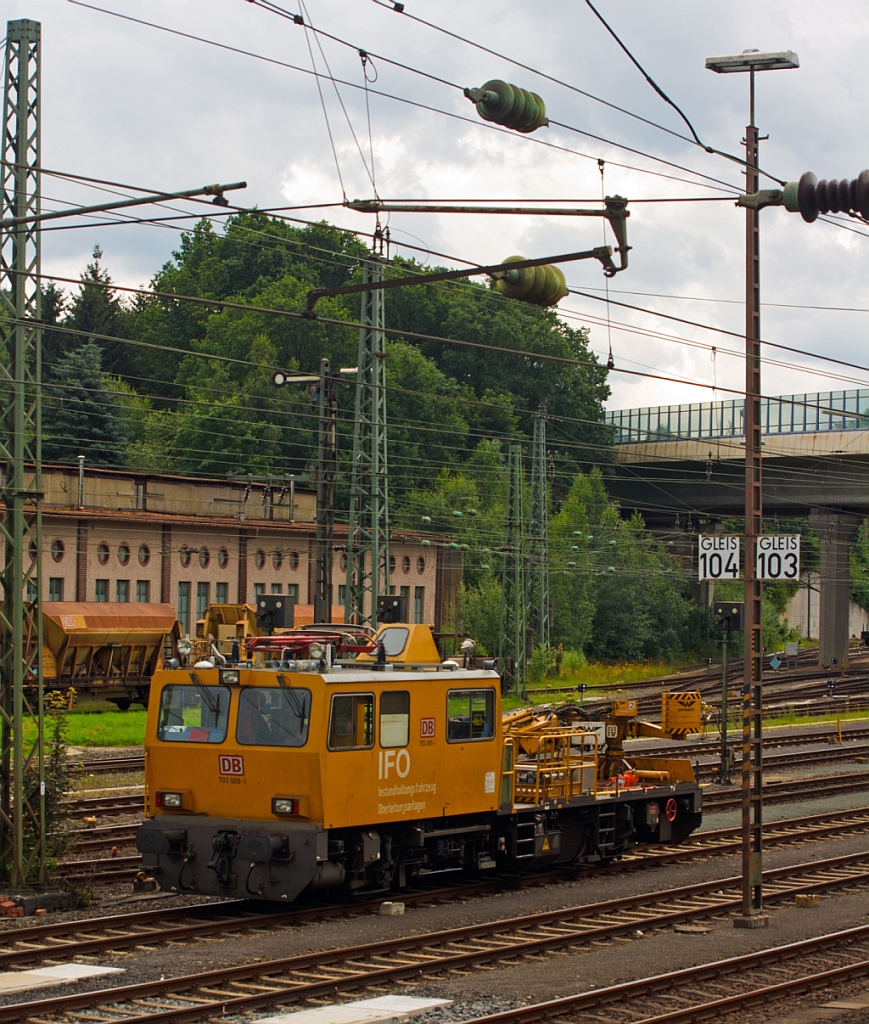 IFO (Instandhaltungsfahrzeug f�r Oberleitungsanlagen) 703 009-1 der DB Netz AG am 10.07.2012 in Kreuztal.