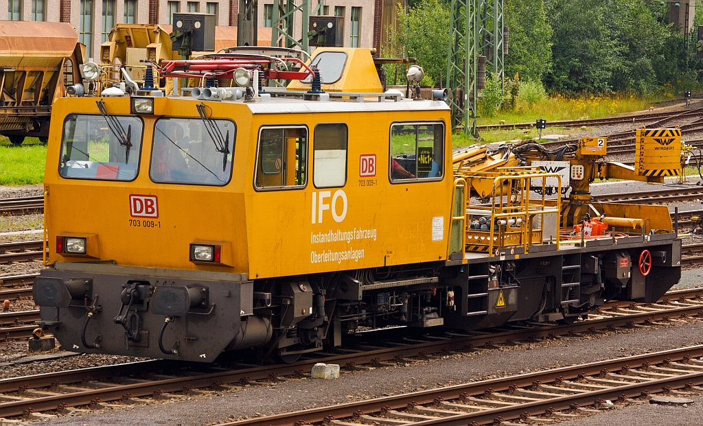 IFO (Instandhaltungsfahrzeug f�r Oberleitungsanlagen) 703 009-1 der DB Netz AG am 10.07.2012 in Kreuztal.
Als Ersatz f�r die alten Fahrzeuge der Baureihen 701 und 702 stellte Windhoff ein zweiachsiges Fahrzeug, das f�r die Pr�f- und Wartungsarbeiten an den Oberleitungen konzipiert und IFO genannt wurde, her. 1996 erfolgte die Auslieferung von neun Triebwagen (Baureihe 703.0), dieses hier wurde unter der Fabriknummer 2426 gebaut.     
Von der Gleisbaumechanik Brandenburg wurden 2000 und 2001 zehn weitere solcher Fahrzeuge gebaut (Baureihe 703.1).
F�r Streckenfahrten verf�gen die Fahrzeuge �ber einen sechs Zylindern MAN-Dieselmotor des Typs D 2865 LOH-10.
Um die Hydraulikantriebe bet�tigen zu k�nnen, wurde ein zweiter MAN-Dieselmotor des Typs D 0824 eingebaut. Dieser Motor stellt der Hydraulik eine Leistung von 81 kW zu Verf�gung.
W�hrend der Arbeiten an der Oberleitung ist eine Schleichfahrt bis zu 5 km/h m�glich, und erfolgt durch einen hydrodynamischen Antrieb (hydraulisch).
Neben der Fahrzeugkabine, die f�r zehn Personen zugelassen ist, verf�gt das Fahrzeug �ber eine hydraulisch betriebene und schwenkbare Arbeitsb�hne, die die Arbeiten an den Oberleitungsanlagen erm�glicht. Auf der Fahrzeugkabine befindet sich ein Lehrstromabnehmer.
Die Fahrzeuge haben eine Dauerleistung von 213 kW, eine H�chstgeschwindigkeit von  90 km/h und ein Dienstgewicht von 29 t.