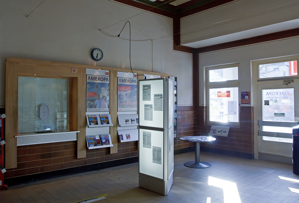 Im Empfangsgeb�ude vom Bahnhof Hilchenbach am 04.05.2013. 
Hier gibt es das noch, was es nicht mehr an allen deutschen Bahnh�fen, einen Serviceschalter.