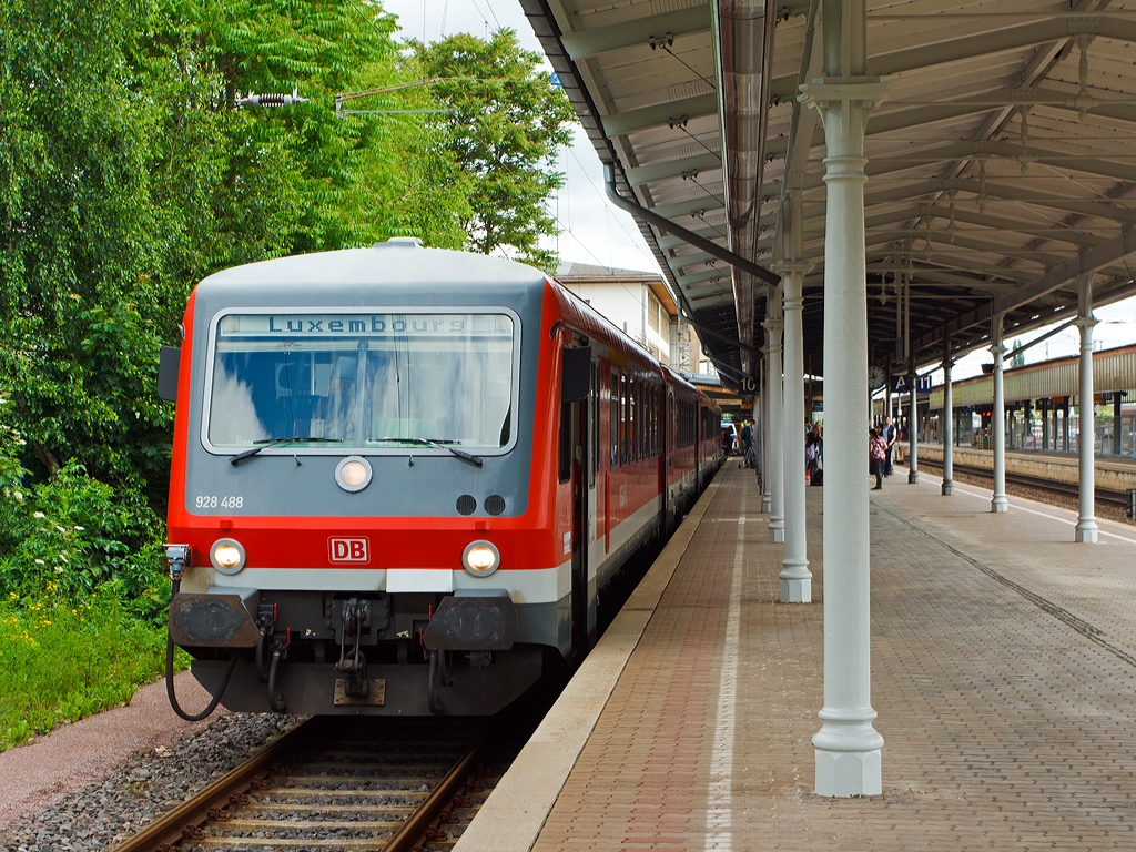 Im Hbf Trier steht 928 488-6 / 628 488-9 als RE 14 (DeLux-Express) zur Abfahrt nach Luxembourg bereit. 
Er muss aber nach auf den versp�teten RE 1 Koblenz - Tier - Saarbr�cken warten.
Der Triebzug wurde 1993 bei LHB Linke-Hofmann-Busch, Salzgitter unter den Fabriknummern 126-1 bzw. 126-2 gebaut.