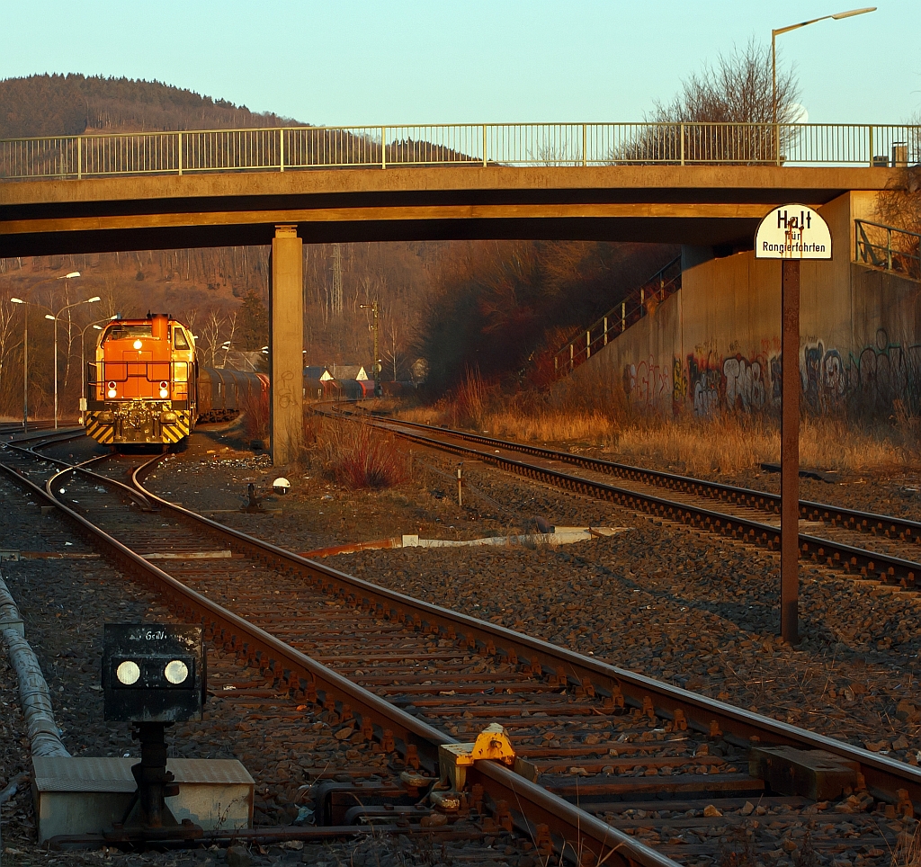 Im letzen Sonnenlicht und bei Vollmond: In Herdorf (06.02.2012) auf der Gleisanlage der Kreisbahn Siegen-Wittgenstein  (KSW) ist die Lok 42, eine Vossloh G 1700 BB (F.-Nr. 1001108, Baujahr 2001) mit G�terzug bereit zur �bergabefahrt nach Betzdorf/Sieg. Die Gleissperre ist noch geschlossen. Rechts verl�uft das DB-Gleis (KBS 462) Hellertalbahn.