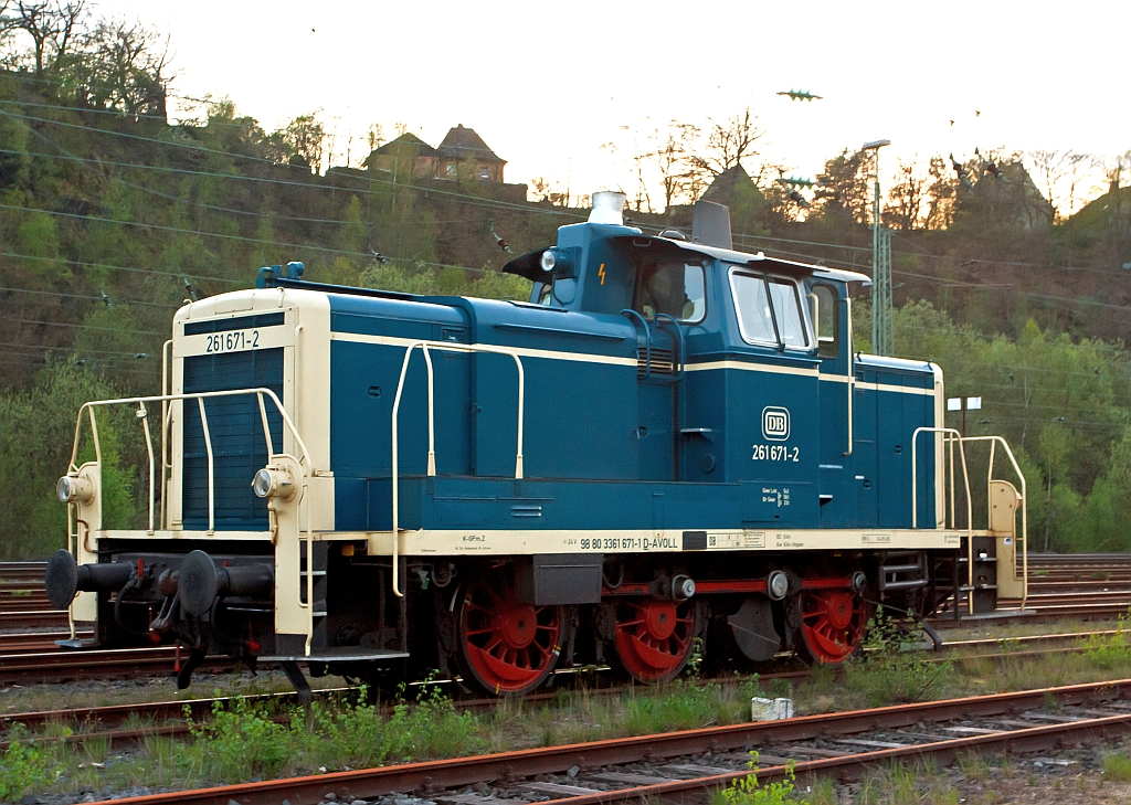 Im letztem Licht, hier im anderen Blickwinkel gegen die untergehende Sonne:
Die 261 671-2 der Aggerbahn (Andreas Voll e.K., Wiehl), ex DB V 60 671, abgestellt am 28.04.2012 in Betzdorf/Sieg. 
Die V60 wurde 1959 von MaK unter der Fabriknummer 600260 als V 60 671 gebaut, 1968 erfolgte die Umbezeichnung in 261 671-2, 1984 erfolgte schon die Ausmusterung bei der DB.
