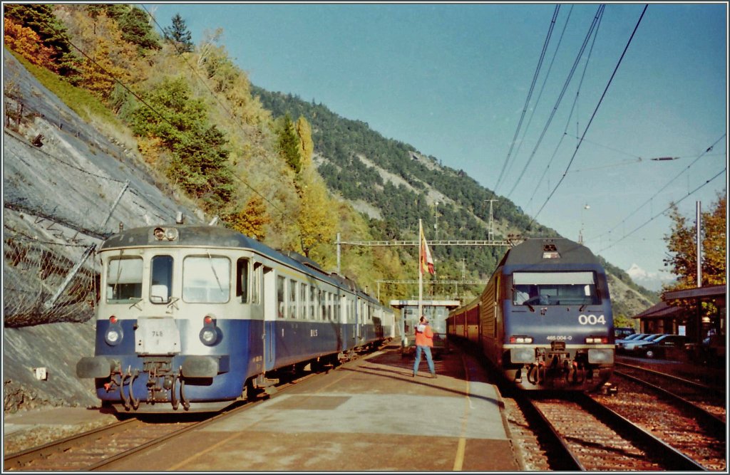 Im Oktober 1995 begegneten sich im Bahnhof Hohtenn der BLS ABDe 4/8 (mit Bt)als Regionalzug nach Brig und die Re 465 mit einem Schnellzug Richgung Bern. 
 