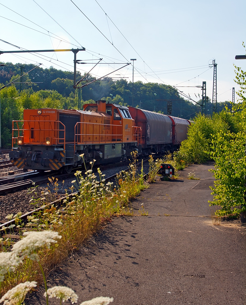 Im vollem Gegenlicht – 
Die Lok 46 der KSW (Kreisbahn Siegen-Wittgenstein), eine Vossloh G 1700 -2 BB (eingestellt als 92 80 1277 807-4 D-KSW) kommt am 22.07.2013 in Betzdorf/Sieg mit einem lagen G�terzug aus den Abstellbereich, um den G�terzug in Richtung Siegen bzw. Kreuztal zu ziehen. 
Die Lok wurde 2008 bei Vossloh unter der Fabriknummer 5001680 f�r die KSW gebaut.