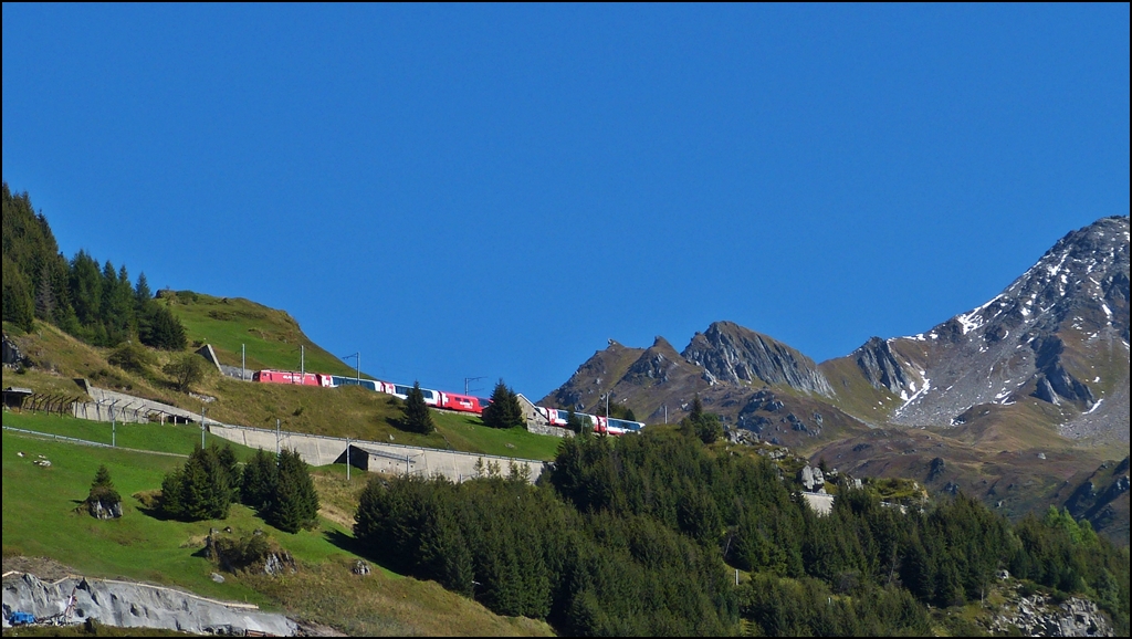 In Andermatt erblickt man den Glacier Express zum ersten Mal kurz bevor er den ersten Kehrtunnel erreicht auf seiner Talfahrt von N�tschen nach Andermatt. 16.09.2012 (Jeanny)