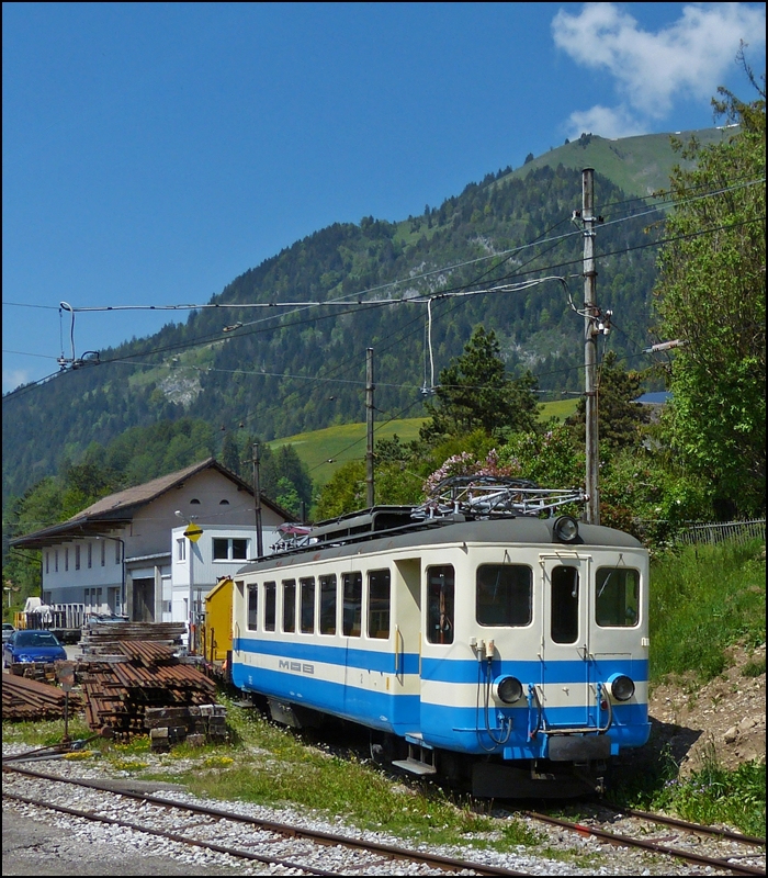 In Ch�teau d'Oex war am 25.05.2012 der MOB Be 4/4 1003 abgestellt und konnte aus dem fahrenden Goldenpass Classic fotografiert werden. (Hans)