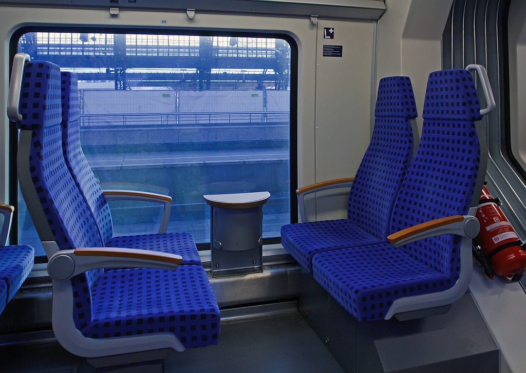 In einer  Hamsterbacke“ - Innenansicht (Vierersitz) im Bombardier Talent 2, hier in 442 260 als RE 9 - Rhein-Sieg-Express (Aachen-K�ln-Siegen) am 30.09.2012 in K�ln Hbf.