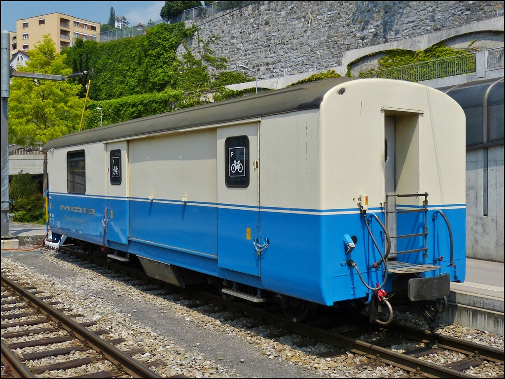 In Montreux stand am 25.05.2012 der MOB Gep�ckwagen BD 33 am Ende des Bahnsteigs. (Hans)