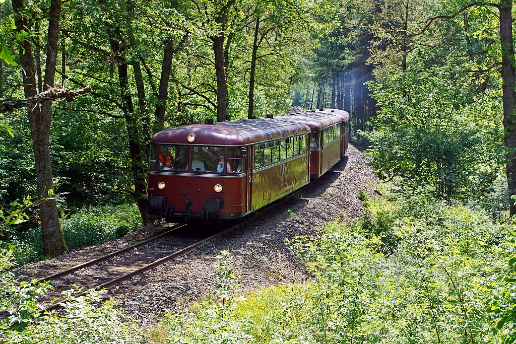 
In den W�ldern des Siegerlandes: Schienenbusgarnitur der FSB - F�rderverein Schienenbus e.v. (Menden) auf Sonderfahrt, hier am 02.06.2012 in Neunkirchen-Salchendorf auf dem Gleis (priv.) der Kreisbahn Siegen-Wittgenstein (KSW) kurz vor der Spitzkehre. Die Garnitur bestand aus Motorwagen 796 802-7 , Beiwagen 996 309-1 und dem Motorwagen 796 690-6.