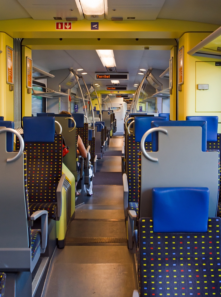 Innenansicht des 4-teiligen Stadler FLIRT&acute;s (RABe 523 018), hier am 26.05.2012 kurz vor Territet.