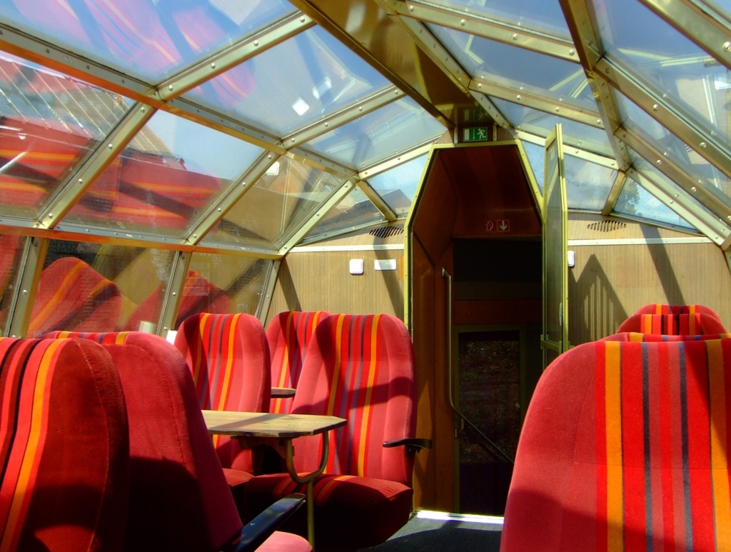 Innenraum Aussichtskanzel des historische Rheingold-Wagen (Dome-Car) 56 80 81-80 002-7 (ADm) am 14.08.2010 im Rheinisches Industriebahn-Museum (RIM) in K�ln. Der Wagen wurde 1962 bei Wegmann gebaut und ist betriebsf�hig.
